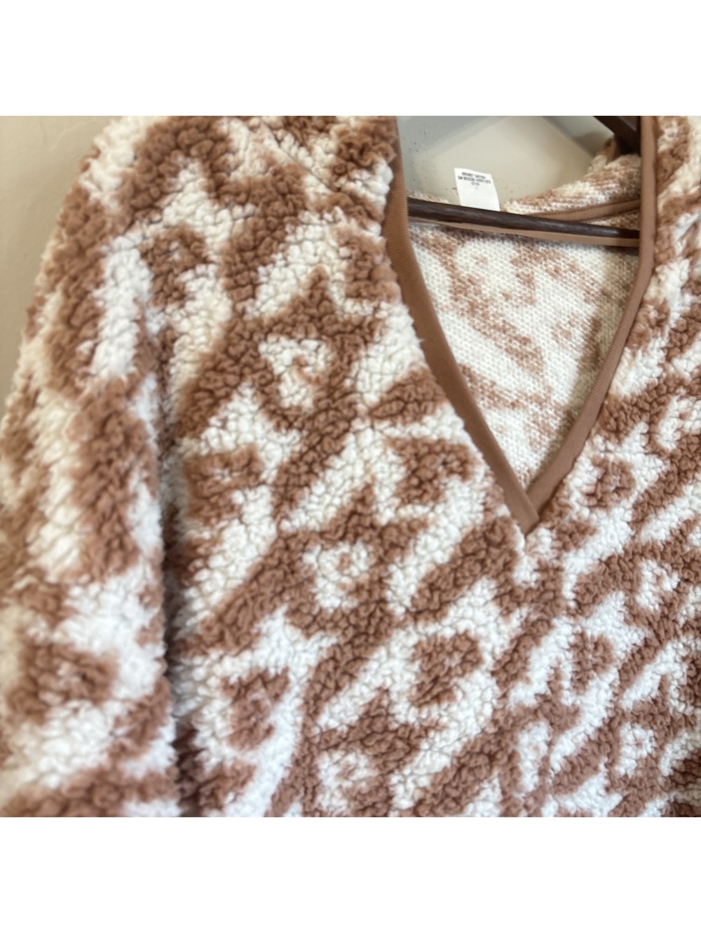 PINK Victoria's Secret Brown White Sherpa Fleece Pullover Hoodie V-Neck Large - Picture 3 of 5